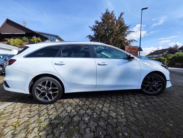 KIA Ceed Sportswagon Kombi Weiß bei Birkle Mobile in 79276 Reute