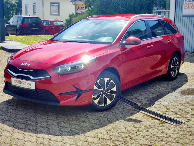 Lagerfahrzeug Kia Ceed Sportswagon - TOP SW/Kombi 140PS DCT Automatik LED Scheinwerfer Navi Einparkhilfe hinten Rückfahrkamera Sitzheizung Lenkradheizung 16" Alufelgen Klimaautomatik getönte Scheiben Apple CarPlay Android Auto 7 Jahre Garantie bis 150.000Km