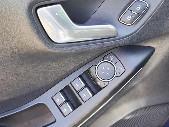 Ford Puma Titanium Mild Hybrid 125 PS mit Anhängerkupplung abnehmbar Navigationssystem Sitzheizung Lenkradheizung Windschutzscheibe beheizt Klimaautomatik DAB Radio Einparkhilfe hinten Tempomat 