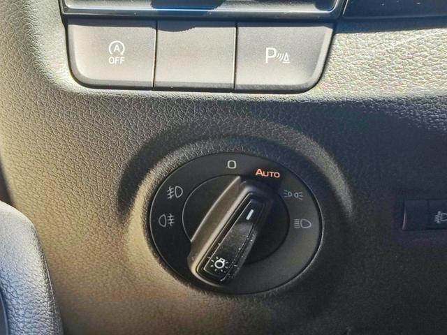 Skoda Fabia Combi 110PS Tempomat Anhängerkupplung abnehmbar Sitzheizung Einparkhilfe vorne und hinten Klimaautomatik Alufelgen mit Ganzjahresreifen KeylesGo Licht- Regensensor 