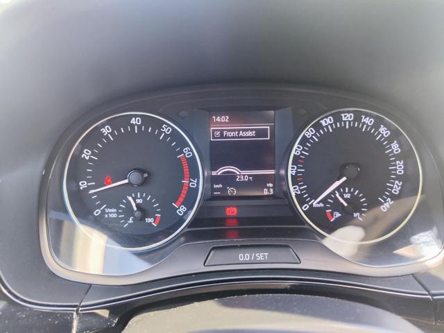 Skoda Fabia Combi 110PS Tempomat Anhängerkupplung abnehmbar Sitzheizung Einparkhilfe vorne und hinten Klimaautomatik Alufelgen mit Ganzjahresreifen KeylesGo Licht- Regensensor 
