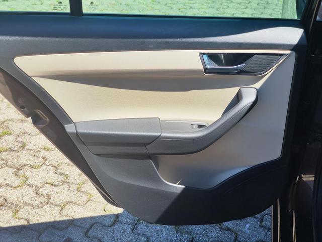 Skoda Fabia Combi 110PS Tempomat Anhängerkupplung abnehmbar Sitzheizung Einparkhilfe vorne und hinten Klimaautomatik Alufelgen mit Ganzjahresreifen KeylesGo Licht- Regensensor 