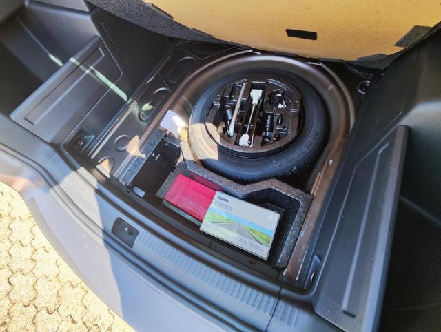 Skoda Fabia Combi 110PS Tempomat Anhängerkupplung abnehmbar Sitzheizung Einparkhilfe vorne und hinten Klimaautomatik Alufelgen mit Ganzjahresreifen KeylesGo Licht- Regensensor 
