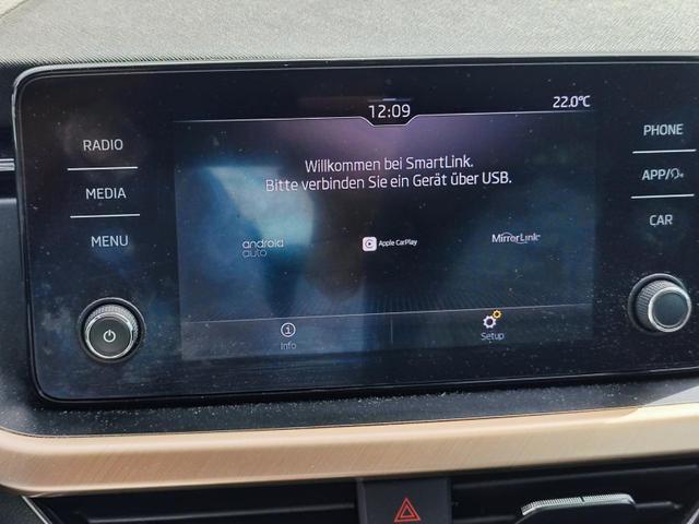 Skoda Kamiq 150PS DSG-Automatik Anhängerkupplung abnehmbar Tempomat Sitzheizung Klimaautomatik-2-Zonen Einparkhilfe hinten Bluetooth Freisprechanlage Android Auto & Apple CarPlay Multifunktions-Lederlenkrad 