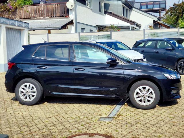 Skoda Fabia Style 95PS Schalter mit Tempomat Einparkhilfe vorne + hinten Rückfahrkamera Sitzheizung Multifunktions-Lederlenkrad DAB Radio SmartLink Apple CarPlay Android Bluetooth Freisprecheinrichtung 