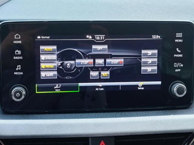 Skoda Kamiq Top Selection TopSelection 150PS DSG Automatik Sitz- und Lenkradheizung Tempomat Einparkhilfe vorne+hinten Rückfahrkamera beheizte Frontscheibe Digitales Tacho 2-Zonen Klimaautomatik LED Scheinwerfer 17 Zoll Leichtmetallfelgen 