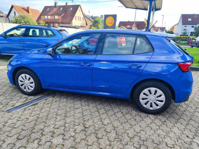 Skoda Fabia Ambition 1.0TSI 95PS mit Tempomat Einparkhilfe hinten Sitzheizung Klimaautomatik DAB Radio Bluetooth Smart Link LED-Scheinwerfer Multifunktions-Lederlenkrad 