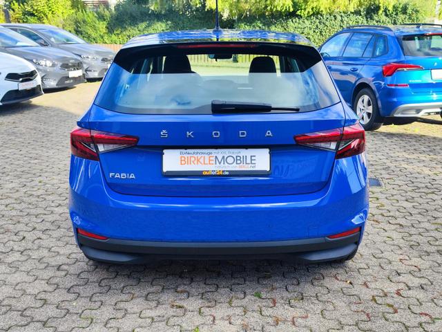 Skoda Fabia Ambition 1.0TSI 95PS mit Tempomat Einparkhilfe hinten Sitzheizung Klimaautomatik DAB Radio Bluetooth Smart Link LED-Scheinwerfer Multifunktions-Lederlenkrad 