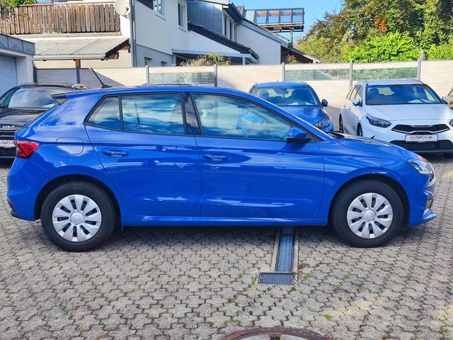 Skoda Fabia Ambition 1.0TSI 95PS mit Tempomat Einparkhilfe hinten Sitzheizung Klimaautomatik DAB Radio Bluetooth Smart Link LED-Scheinwerfer Multifunktions-Lederlenkrad 