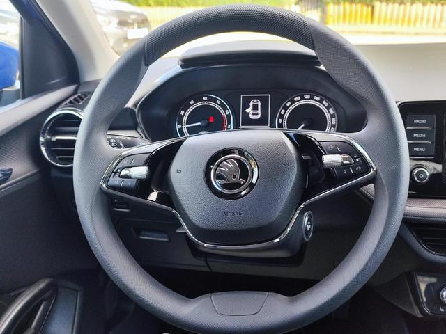 Skoda Fabia Ambition 1.0TSI 95PS mit Tempomat Einparkhilfe hinten Sitzheizung Klimaautomatik DAB Radio Bluetooth Smart Link LED-Scheinwerfer Multifunktions-Lederlenkrad 