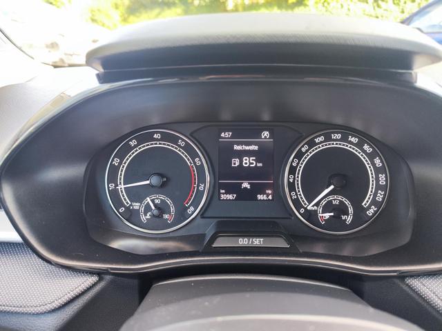Skoda Fabia Ambition 1.0TSI 95PS mit Tempomat Einparkhilfe hinten Sitzheizung Klimaautomatik DAB Radio Bluetooth Smart Link LED-Scheinwerfer Multifunktions-Lederlenkrad 