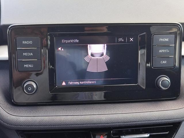 Skoda Fabia Ambition 1.0TSI 95PS mit Tempomat Einparkhilfe hinten Sitzheizung Klimaautomatik DAB Radio Bluetooth Smart Link LED-Scheinwerfer Multifunktions-Lederlenkrad 