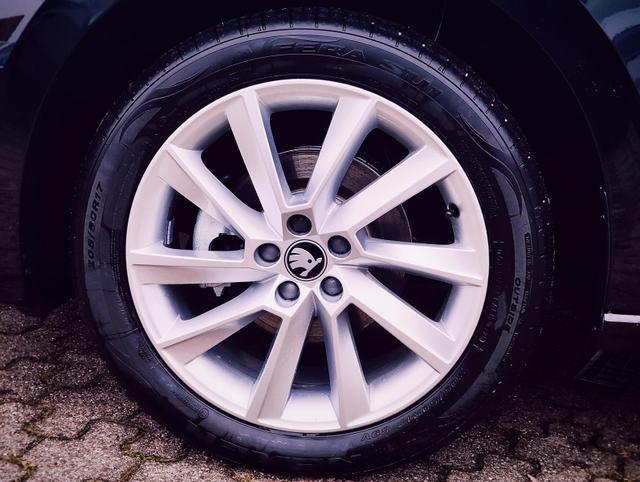 Skoda Scala Sondermodell 130 Jahre PREMIUM 1.5 TSI 150PS DSG Anh&auml;ngerkupplung beheizte Frontscheibe ACC-Abstandstempomat elek. Heckklappe Adaptive Spurf&uuml;hrung Totwinkel-Assistent Skoda-Garantie 5Jahre/100.000Km doppelter Ladeboden Sitzheizung PDC vo+hi + Kamera Klimaauto 