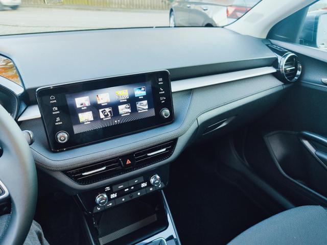Skoda Fabia 130 Jahre 1.0 TSI 95PS mit Garantie 5 bis 100.000Km Sunset Tempomat Klimaautomatik Sitzheizung SmartLink AndroidAuto Apple CarPlay Digitales Tacho 8" Einparkhilfe hinten R&uuml;ckfahrkamera Leichtmetallfelgen 15" DAB Radio 