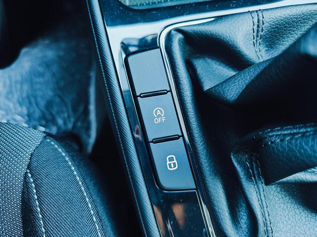 Skoda Fabia 130 Jahre 1.0 TSI 95PS mit Garantie 5 bis 100.000Km Sunset Tempomat Klimaautomatik Sitzheizung SmartLink AndroidAuto Apple CarPlay Digitales Tacho 8" Einparkhilfe hinten R&uuml;ckfahrkamera Leichtmetallfelgen 15" DAB Radio 