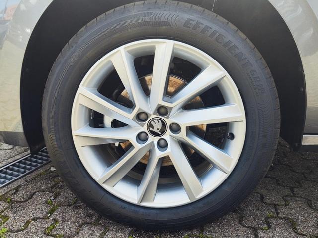 Skoda Kamiq Top Selection 115PS DSG Automatik mit elektrischer Heckklappe Tempomat LED Scheinwerfer Sitzheizung Lenkradheizung Einparkhilfe vorne+hinten R&uuml;ckfahrkamera DAB Radio Kessy Licht und Regensensor 