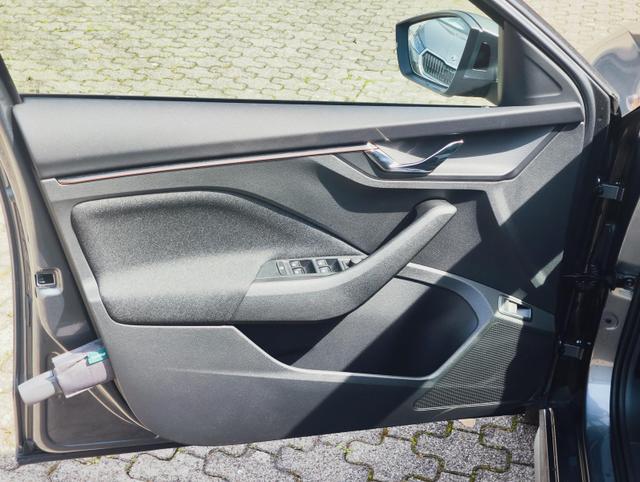 Skoda Kamiq Top Selection L 115PS DSG Automatik mit elektrischer Heckklappe Tempomat LED Scheinwerfer Sitzheizung Lenkradheizung Einparkhilfe vorne+hinten R&uuml;ckfahrkamera DAB Radio Kessy Licht und Regensensor 