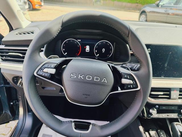 Skoda Kamiq Top Selection L 115PS DSG Automatik mit elektrischer Heckklappe Tempomat LED Scheinwerfer Sitzheizung Lenkradheizung Einparkhilfe vorne+hinten R&uuml;ckfahrkamera DAB Radio Kessy Licht und Regensensor 