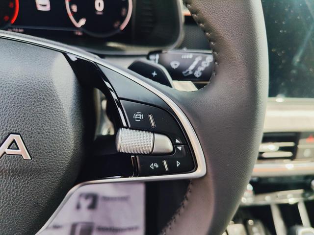 Skoda Kamiq Top Selection L 115PS DSG Automatik mit elektrischer Heckklappe Tempomat LED Scheinwerfer Sitzheizung Lenkradheizung Einparkhilfe vorne+hinten R&uuml;ckfahrkamera DAB Radio Kessy Licht und Regensensor 