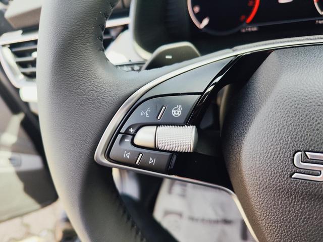 Skoda Kamiq Top Selection L 115PS DSG Automatik mit elektrischer Heckklappe Tempomat LED Scheinwerfer Sitzheizung Lenkradheizung Einparkhilfe vorne+hinten R&uuml;ckfahrkamera DAB Radio Kessy Licht und Regensensor 