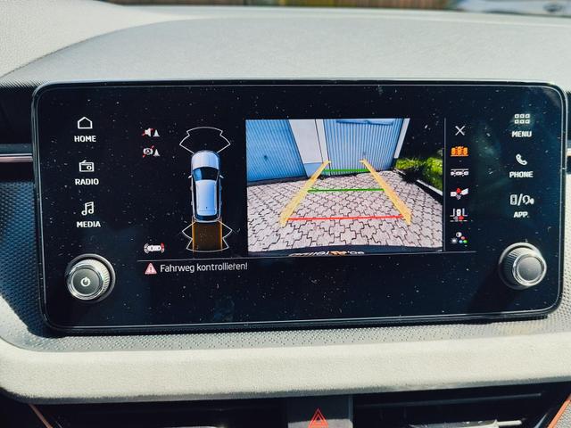 Skoda Kamiq Top Selection L 115PS DSG Automatik mit elektrischer Heckklappe Tempomat LED Scheinwerfer Sitzheizung Lenkradheizung Einparkhilfe vorne+hinten R&uuml;ckfahrkamera DAB Radio Kessy Licht und Regensensor 