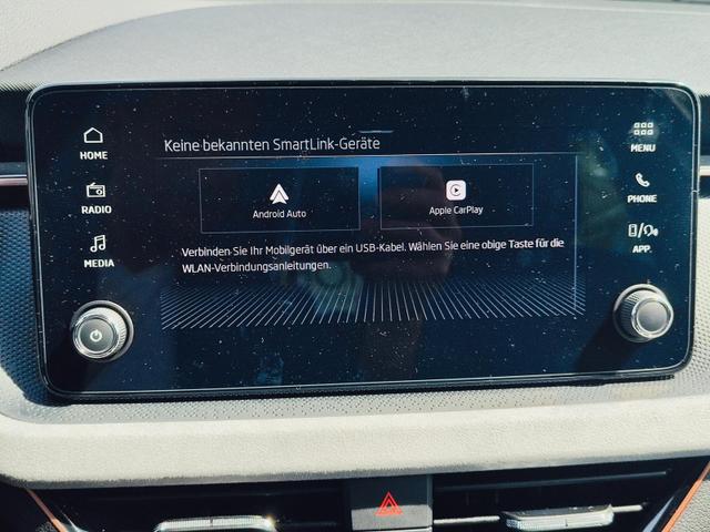 Skoda Kamiq Top Selection L 115PS DSG Automatik mit elektrischer Heckklappe Tempomat LED Scheinwerfer Sitzheizung Lenkradheizung Einparkhilfe vorne+hinten R&uuml;ckfahrkamera DAB Radio Kessy Licht und Regensensor 