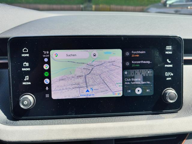 Skoda Kamiq Top Selection L 115PS DSG Automatik mit elektrischer Heckklappe Tempomat LED Scheinwerfer Sitzheizung Lenkradheizung Einparkhilfe vorne+hinten R&uuml;ckfahrkamera DAB Radio Kessy Licht und Regensensor 
