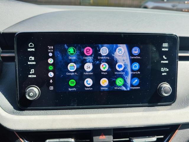 Skoda Kamiq Top Selection L 115PS DSG Automatik mit elektrischer Heckklappe Tempomat LED Scheinwerfer Sitzheizung Lenkradheizung Einparkhilfe vorne+hinten R&uuml;ckfahrkamera DAB Radio Kessy Licht und Regensensor 