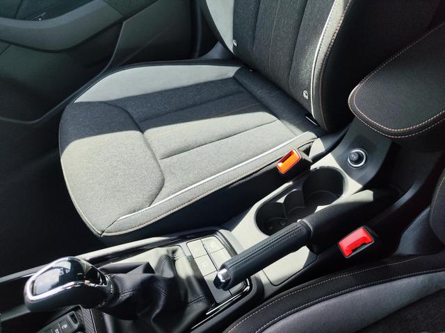 Skoda Kamiq Top Selection L 115PS DSG Automatik mit elektrischer Heckklappe Tempomat LED Scheinwerfer Sitzheizung Lenkradheizung Einparkhilfe vorne+hinten R&uuml;ckfahrkamera DAB Radio Kessy Licht und Regensensor 