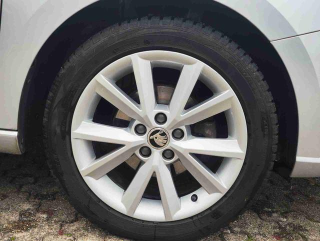 Skoda Fabia Combi 1.2TSI 90PS Tempomat Einparkhilfe v+h Sitzheizung Klimaautmatik SmartLink Android Auto Apple CarPlay Alufelgen mit Ganzjahresreifen Licht und Regensensor Bluetooth Freisprecheinrichtung 