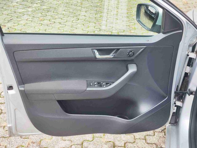 Skoda Fabia Combi 1.2TSI 90PS Tempomat Einparkhilfe v+h Sitzheizung Klimaautmatik SmartLink Android Auto Apple CarPlay Alufelgen mit Ganzjahresreifen Licht und Regensensor Bluetooth Freisprecheinrichtung 