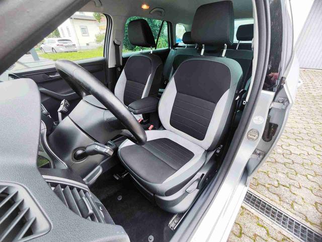 Skoda Fabia Combi 1.2TSI 90PS Tempomat Einparkhilfe v+h Sitzheizung Klimaautmatik SmartLink Android Auto Apple CarPlay Alufelgen mit Ganzjahresreifen Licht und Regensensor Bluetooth Freisprecheinrichtung 