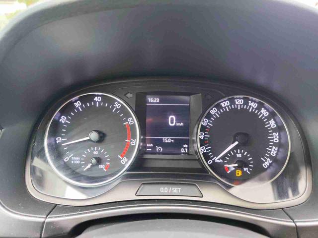 Skoda Fabia Combi 1.2TSI 90PS Tempomat Einparkhilfe v+h Sitzheizung Klimaautmatik SmartLink Android Auto Apple CarPlay Alufelgen mit Ganzjahresreifen Licht und Regensensor Bluetooth Freisprecheinrichtung 