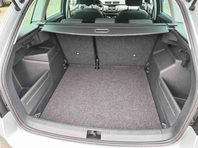 Skoda Fabia Combi 1.2TSI 90PS Tempomat Einparkhilfe v+h Sitzheizung Klimaautmatik SmartLink Android Auto Apple CarPlay Alufelgen mit Ganzjahresreifen Licht und Regensensor Bluetooth Freisprecheinrichtung 