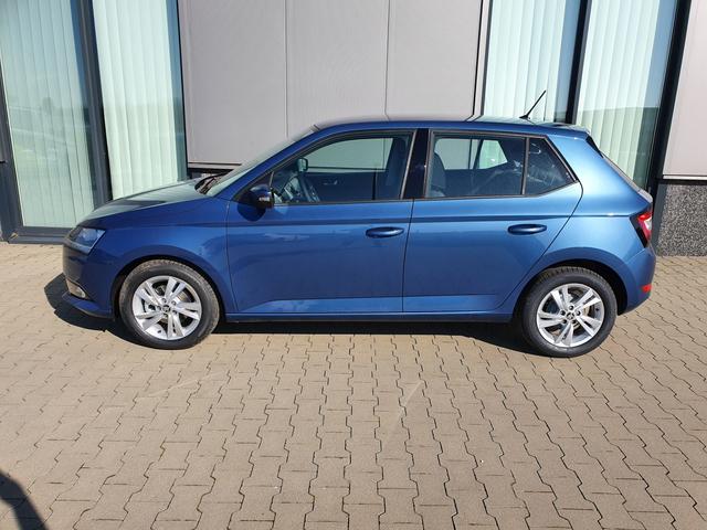Skoda Fabia - "Ambition" (6) 1.0 TSI 95PS, Titan-Blau-Metallic, 15" Alufelgen, Parksensoren vorn/hinten, R&uuml;ckfahrkamera, Winter-Paket, Radio Swing PLUS/DAB/Bluetooth, Smart-Link (Navi-Funktion &uuml;ber Smartphone), Klimaanlage, Multifunktions-Lederlenkrad, Nebelscheinwerfer