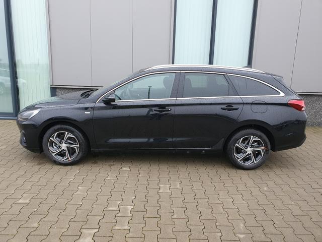 Hyundai i30 Kombi "Smart" (Trend*) (1) 1.5 T-GDI 48V MILD-Hybrid 160PS, Schwarz-Metallic, NAVI 10,25", Bi-LED-Scheinwerfer, 16" Alu, Klimaautomatik, Parksensoren vo/hi, R&uuml;ckfahrkamera, Sitzheizung, Lenkradheizung, Nebelscheinwerfer, Tempomat, Dachreling, Sicherheit (LKA/DAW/FCA/FCW) 