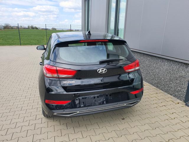 Hyundai i30 "Comfort" (Select*) (1) 1.0 T-GDI 120PS, Schwarz-Metallic, 15" Alufelgen, Klima, Lederlenkrad, Radio 8"-Touchscreen/DAB/Android-Auto & AppleCarPlay, Parksensoren hinten, R&uuml;ckfahrkamera, Nebelscheinwerfer, Tempomat, ZV mit Fernbedienung, Alarmanlage 