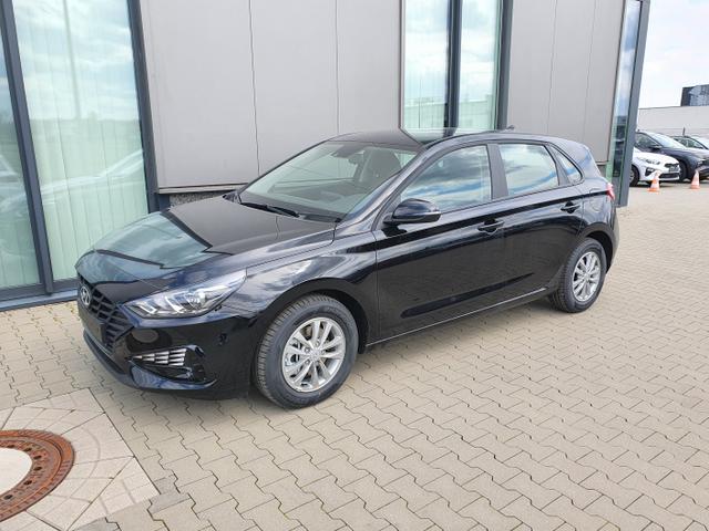 Hyundai i30 "Comfort" (Select*) (1) 1.0 T-GDI 120PS, Schwarz-Metallic, 15" Alufelgen, Klima, Lederlenkrad, Radio 8"-Touchscreen/DAB/Android-Auto & AppleCarPlay, Parksensoren hinten, R&uuml;ckfahrkamera, Nebelscheinwerfer, Tempomat, ZV mit Fernbedienung, Alarmanlage 