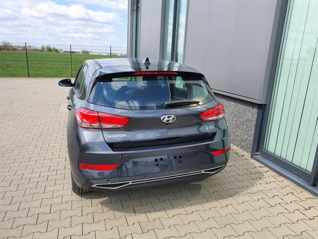 Hyundai i30 "Comfort" (Select*) (1) 1.0 T-GDI 120PS, Dark Knight (Grau)-Metallic, 15" Alufelgen, Klima, Lederlenkrad, Radio 8"-Touchscreen/DAB/Android-Auto & AppleCarPlay, Parksensoren hinten, R&uuml;ckfahrkamera, Nebelscheinwerfer, Tempomat, ZV mit Fernbedienung, Alarmanlage 