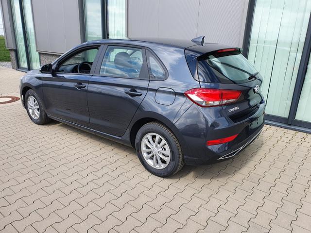 Hyundai i30 "Comfort" (Select*) (1) 1.0 T-GDI 120PS, Dark Knight (Grau)-Metallic, 15" Alufelgen, Klima, Lederlenkrad, Radio 8"-Touchscreen/DAB/Android-Auto & AppleCarPlay, Parksensoren hinten, R&uuml;ckfahrkamera, Nebelscheinwerfer, Tempomat, ZV mit Fernbedienung, Alarmanlage 
