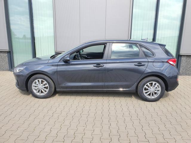 Hyundai i30 "Comfort" (Select*) (1) 1.0 T-GDI 120PS, Dark Knight (Grau)-Metallic, 15" Alufelgen, Klima, Lederlenkrad, Radio 8"-Touchscreen/DAB/Android-Auto & AppleCarPlay, Parksensoren hinten, R&uuml;ckfahrkamera, Nebelscheinwerfer, Tempomat, ZV mit Fernbedienung, Alarmanlage 