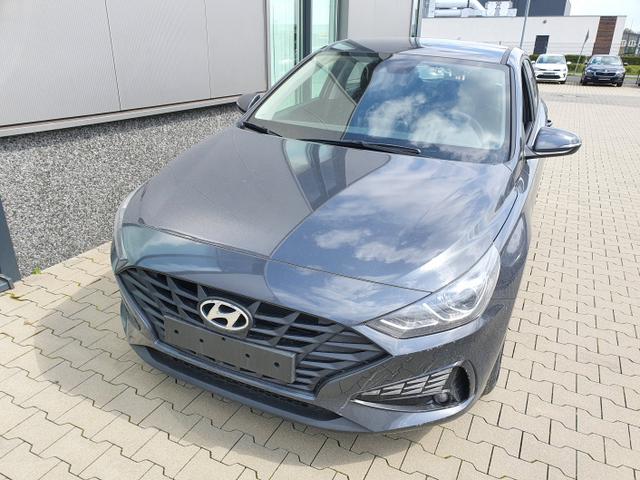 Hyundai i30 "Comfort" (Select*) (1) 1.0 T-GDI 120PS, Dark Knight (Grau)-Metallic, 15" Alufelgen, Klima, Lederlenkrad, Radio 8"-Touchscreen/DAB/Android-Auto & AppleCarPlay, Parksensoren hinten, R&uuml;ckfahrkamera, Nebelscheinwerfer, Tempomat, ZV mit Fernbedienung, Alarmanlage 