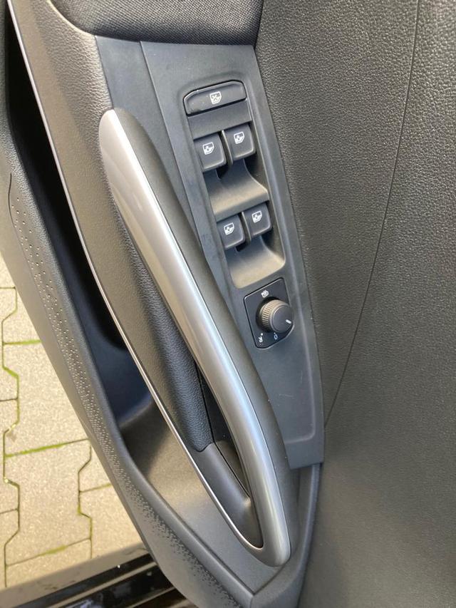 Skoda Fabia Drive 130 LIEFERUNG KOSTENLOS! 1.0 TSI 95PS, 5 Jahre Garantie, Klimaanlage, Parksensoren hinten, Infotainment 8", Virtual Cockpit, LED-Scheinwerfer, Nebelscheinwerfer, Wireless SmartLink (Navi-Funktion über Smartphone), Armlehne vorn, Fußmatten 