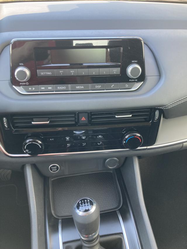 Nissan Qashqai NEUES MODELL, Brillant-White Metallic, 1.3 Benziner 140PS, Klimaanlage, 17-Zoll-Leichtmetallräder in schwarz, Parksensoren hinten, Digitalradio + Bluetooth, Toter-Winkel-Assistent, Spurassistent, Tempomat 
