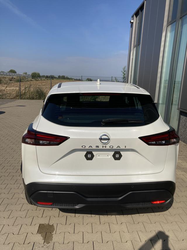 Nissan Qashqai NEUES MODELL, Brillant-White Metallic, 1.3 Benziner 140PS, Klimaanlage, 17-Zoll-Leichtmetallräder in schwarz, Parksensoren hinten, Digitalradio + Bluetooth, Toter-Winkel-Assistent, Spurassistent, Tempomat 