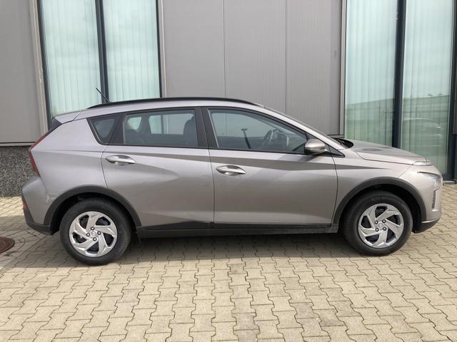Lagerfahrzeug Hyundai BAYON - "Comfort" 1.2 84PS, Farbe: Elemental Brass, Klimaanlage, Tempomat, Parksensoren hinten, Alarmanlage, Dachreling, Radio RDS/USB/DAB/Bluetooth, Lederlenkrad, Armlehne vorne, Elektr. Fensterheber