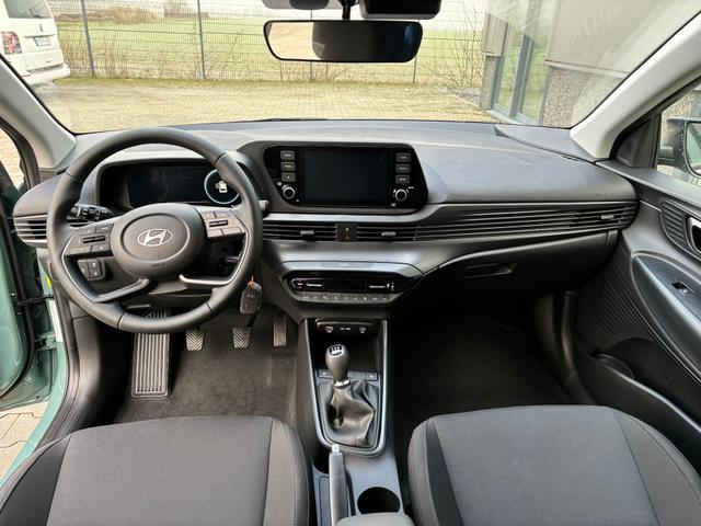 Hyundai i20 Family 1.0 T-GDI 100PS DCT AUTOMATIK, 5 Jahre Garantie, 16" Alufelgen, Winter-Paket, NAVIGATION 10,25", Klimaautomatik, Parksensoren hinten, Rückfahrkamera, Abgedunkelte Scheiben, Alarm, Lederlenkrad, Tempomat, Armlehne vorne, Reserverad, 4x elektr. Fensterhebe 