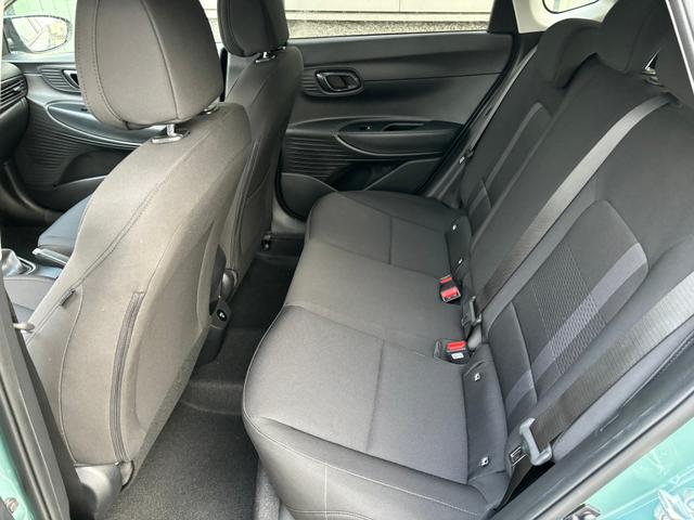 Hyundai i20 Family 1.0 T-GDI 100PS DCT AUTOMATIK, 5 Jahre Garantie, 16" Alufelgen, Winter-Paket, NAVIGATION 10,25", Klimaautomatik, Parksensoren hinten, Rückfahrkamera, Abgedunkelte Scheiben, Alarm, Lederlenkrad, Tempomat, Armlehne vorne, Reserverad, 4x elektr. Fensterhebe 