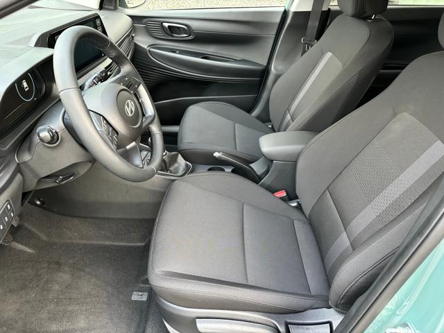 Hyundai i20 Family 1.2i 79PS, 5 Jahre Garantie, 16" Alufelgen, Winter-Paket, NAVIGATION 10,25", Klimaautomatik, Parksensoren hinten, Rückfahrkamera, Abgedunkelte Scheiben, Alarm, Lederlenkrad, Tempomat, Armlehne vorne, Reserverad, 4x elektr. Fensterheber, Fernlicht-Assiste 