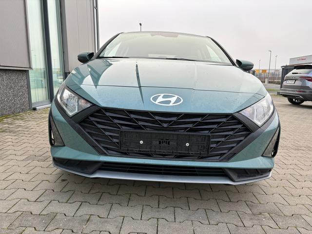 Hyundai i20 Family 1.0 T-GDI 100PS DCT AUTOMATIK, 5 Jahre Garantie, 16" Alufelgen, Winter-Paket, NAVIGATION 10,25", Klimaautomatik, Parksensoren hinten, Rückfahrkamera, Abgedunkelte Scheiben, Alarm, Lederlenkrad, Tempomat, Armlehne vorne, Reserverad, 4x elektr. Fensterhebe 